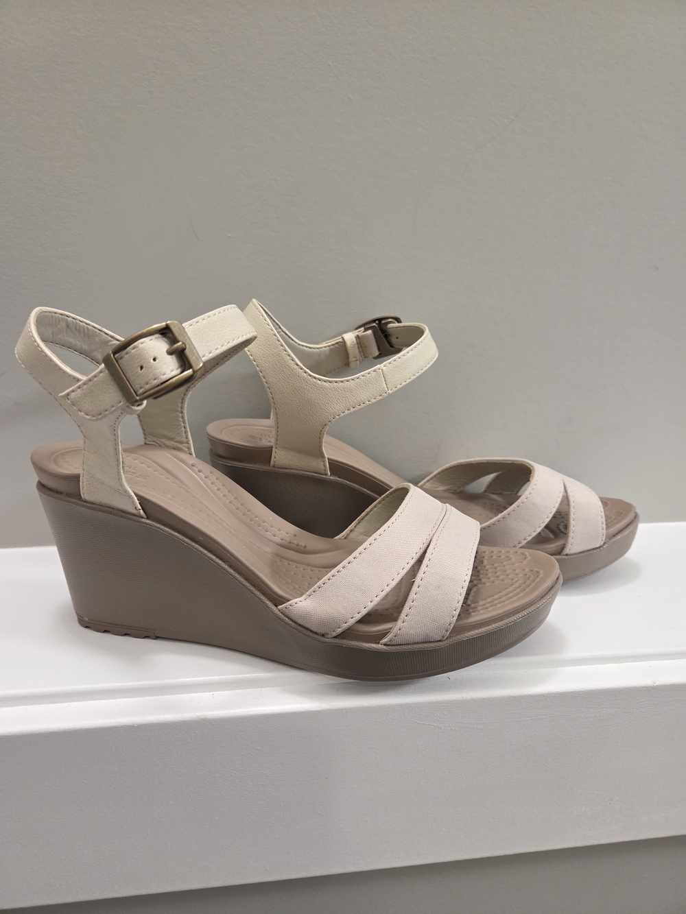 Crocs Womens Leigh II Ankle Strap Wedge Sandals Beige Dual Comfort 7 Beach Toes
